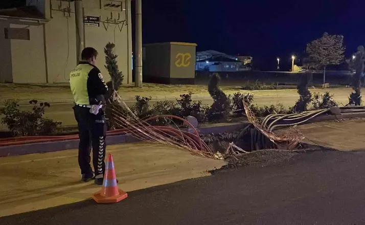 Karaman’da elektrik hattı için kazılan çukura giren otomobilde hasar oluştu