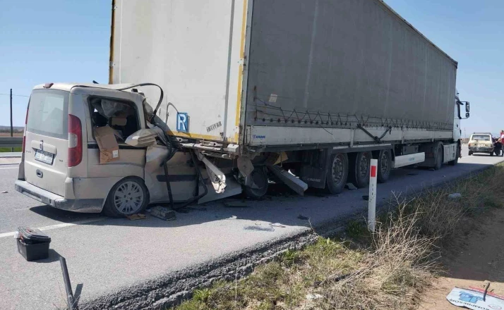 Karaman’da hafif ticari araç tırın dorsesine ok gibi saplandı: 1 ağır yaralı