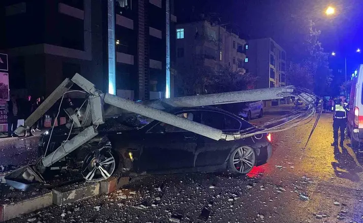 Karaman’da otomobil refüjdeki direği devirdi: 2 yaralı
