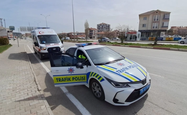 Karaman’da otomobile çarpan motosikletli yaralandı