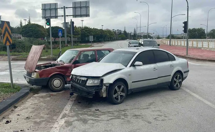 Karaman’da otomobiller çarpıştı: 1 yaralı