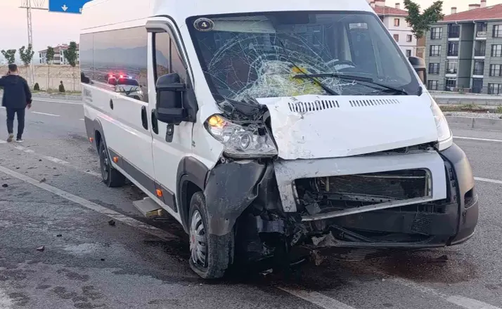 Karaman’da servis minibüsleri çarpıştı: 1 yaralı
