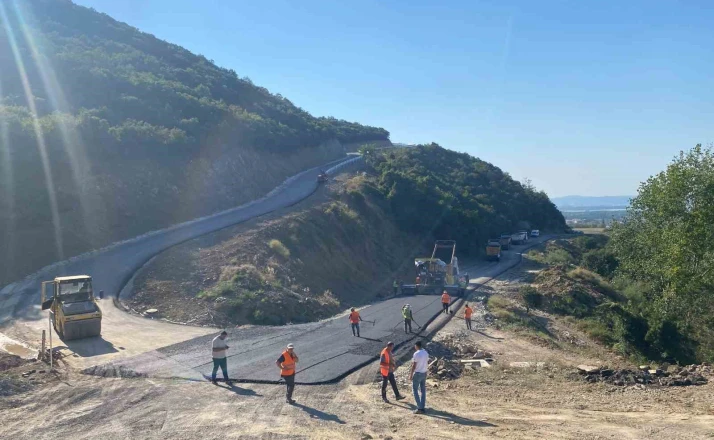 Karamürsel Dereköy’de bozulan yollar yenileniyor 