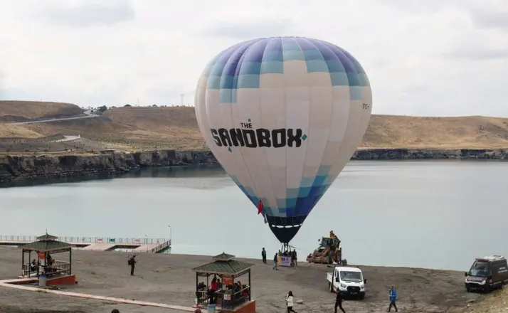 Karapınar Acıgöl'de Jeokamp başladı: Göl üzerinde sıcak hava balonu uçtu
