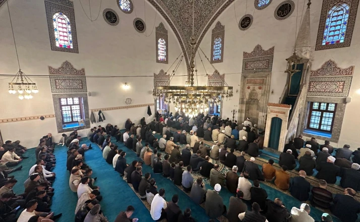 Karapınar'da bayram namazında vatandaşlar camilere akın etti