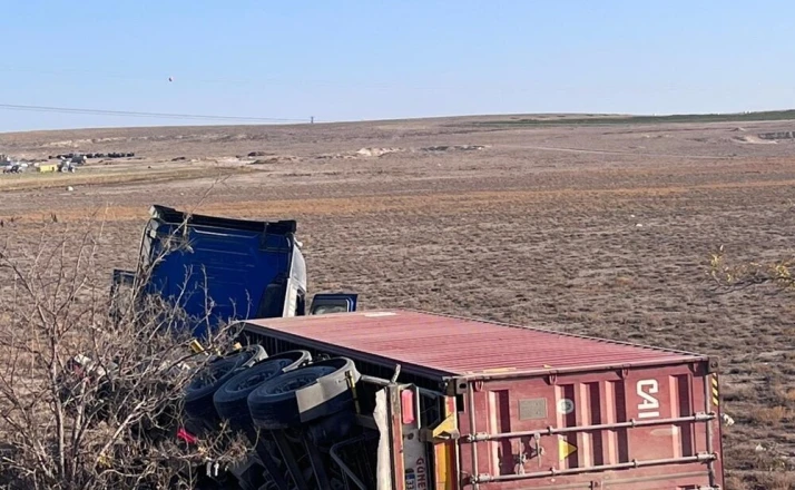 Karapınar’da çekici devrildi: 1 yaralı