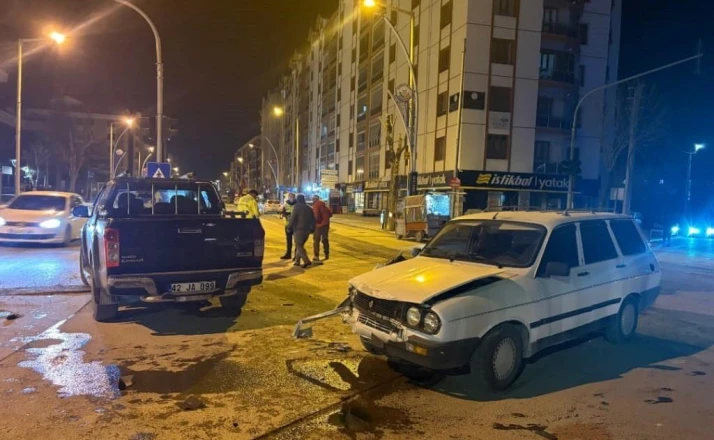 Karapınar'da kamyonet ile otomobil çarpışmasıyla 1 kişi yaralandı