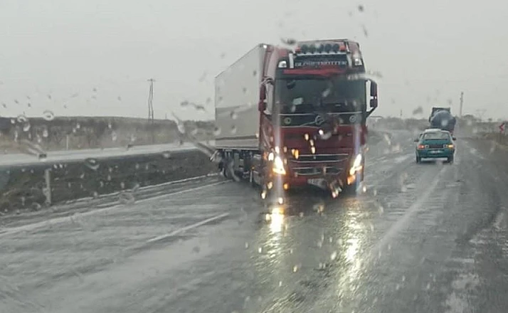Karapınar'da şiddetli rüzgar ve sağanak sürücülere zor anlar yaşattı