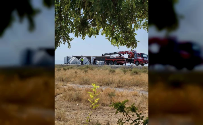 Karapınar’da devrilen tırın sürücü yara almadan kurtuldu