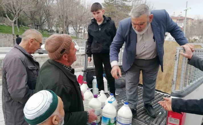 Karapınar’da gönülleri ısıtan dayanışma: 20 ton sütü ücretsiz dağıttı