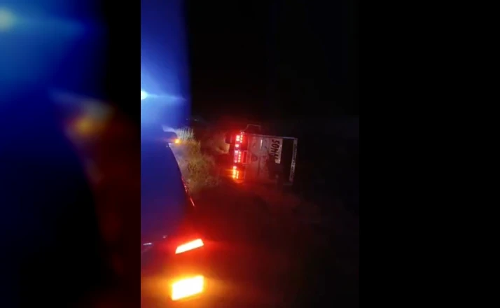 Karapınar’da kamyon şarampole devrildi: 2 yaralı