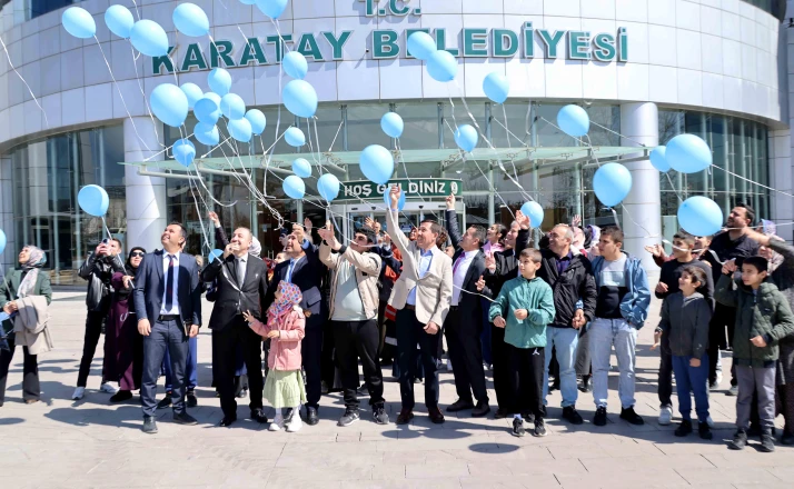 Karatay’da mavi balonlar gökyüzüne bırakıldı