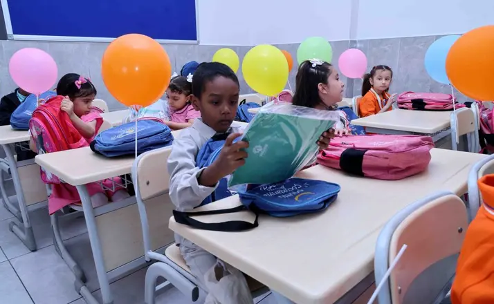 Karatay’da ilk ders gününde öğrencilere kırtasiye seti sürprizi