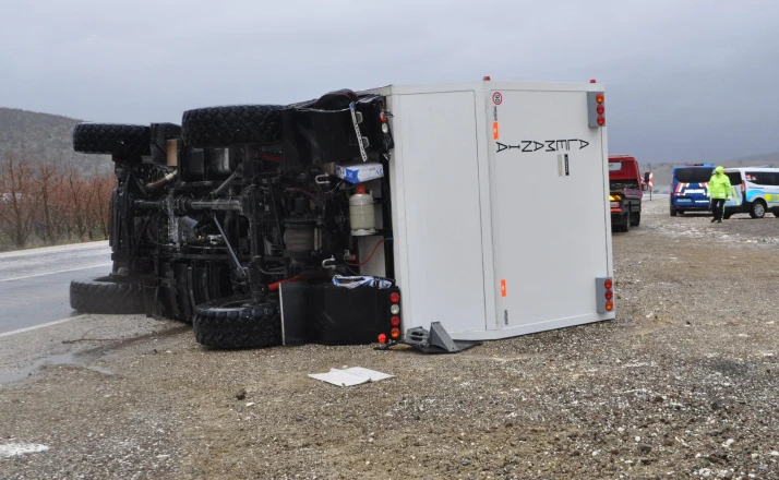 Karavanla otomobilin çarpışmasıyla 1'i ağır 3 kişi yaralandı