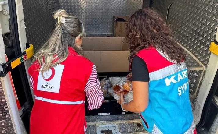 Kars Aşevi ihtiyaç sahiplerine sıcak yemek ulaştırmaya başladı
