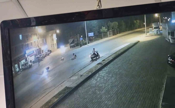 Karşıdan karşıya geçmeye çalışan çocuğa motosikletin çarptığı kaza kamerada 