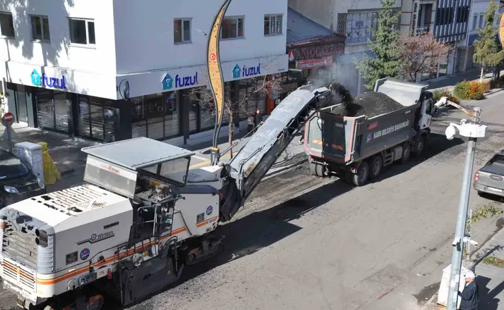 Kars’ta kar yağmadan asfalt seferberliği: Kazımpaşa Caddesi’nde söküm başladı
