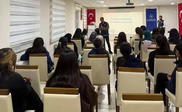 Kars’ta Üniversite öğrencilerine siber güvenlik eğitimi
