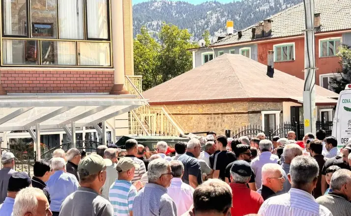 Kaskına arı giren motosikletli yayaya çarptı: 1 ölü, 1 yaralı