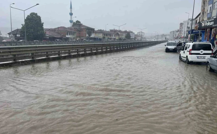 Kavak’ta sağanak yağış etkili oldu: Yollar göle döndü 