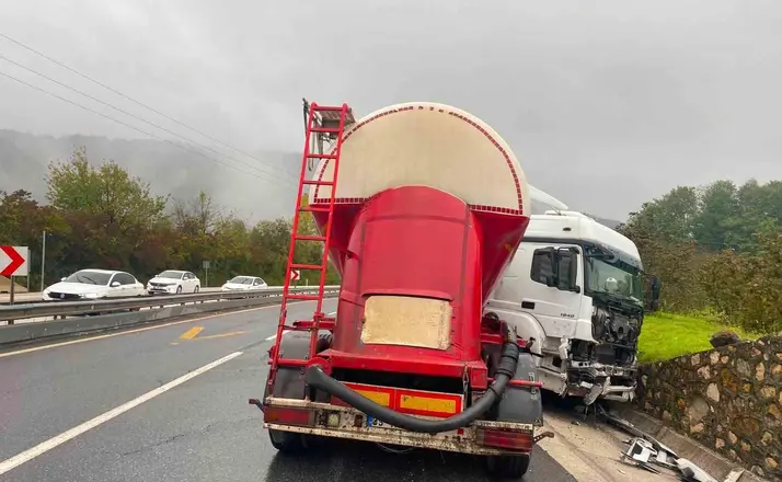 Kayganlaşan yolda tır makasladı: 1 yaralı

