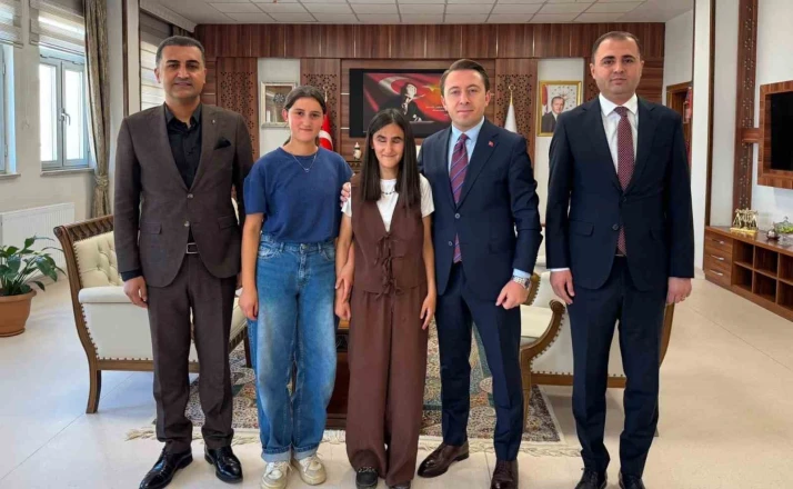Kaymakam Hülür, YKS’de Türkiye 3.320’ncisi olan görme engelli öğrenciyi kabul etti
