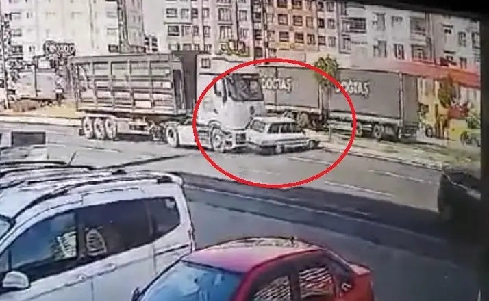 Kayseri’de tırla çarpışan otomobilin takla attığı kaza kamerada
