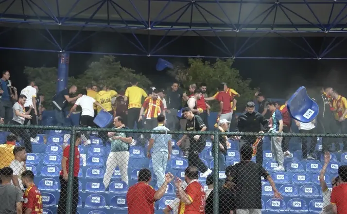 Kayserispor taraftarları tribün koltuklarını kırdı, stadyum zarar gördü
