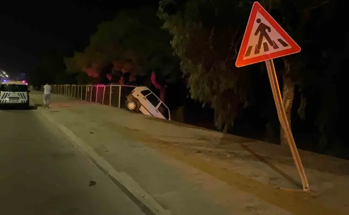 Kaza yapan otomobil asılı kaldı: 2 yaralı
