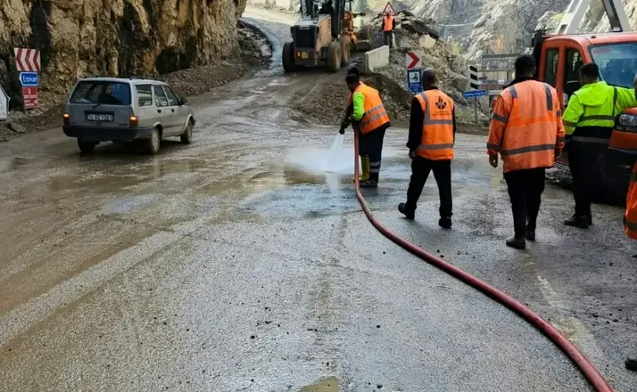 Kemaliye’de sağanak ve dolunun ardından yollar yeniden ulaşıma açıldı
