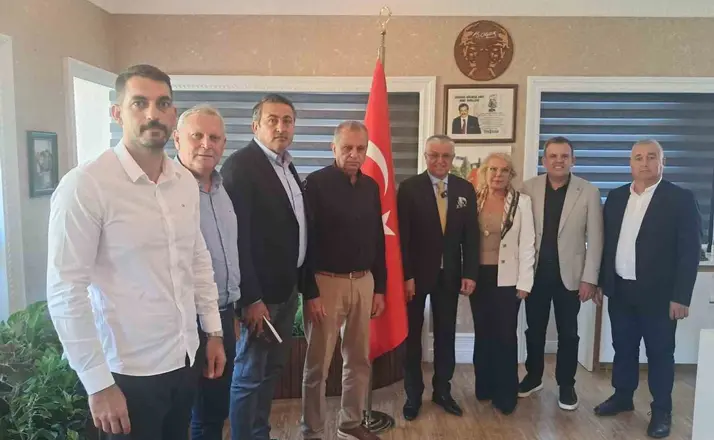Kemer Belediye Başkanı ve 8 meclis üyesi CHP’den istifa etti
