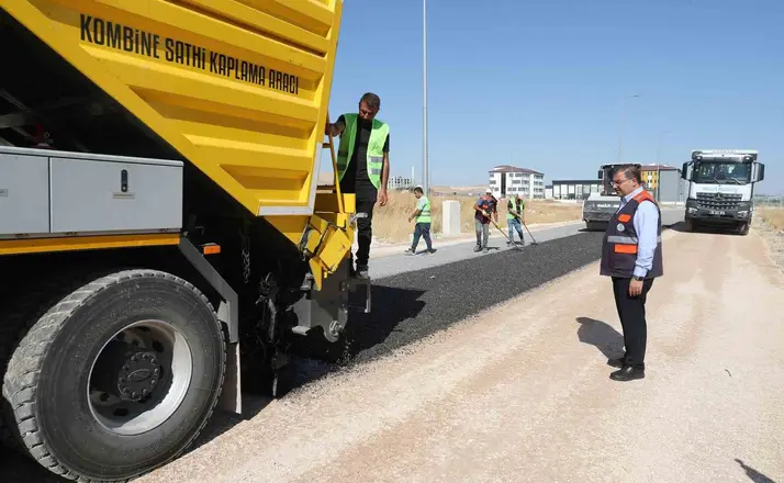 Kendi asfaltını üretip kendi yolunu yapıyor
