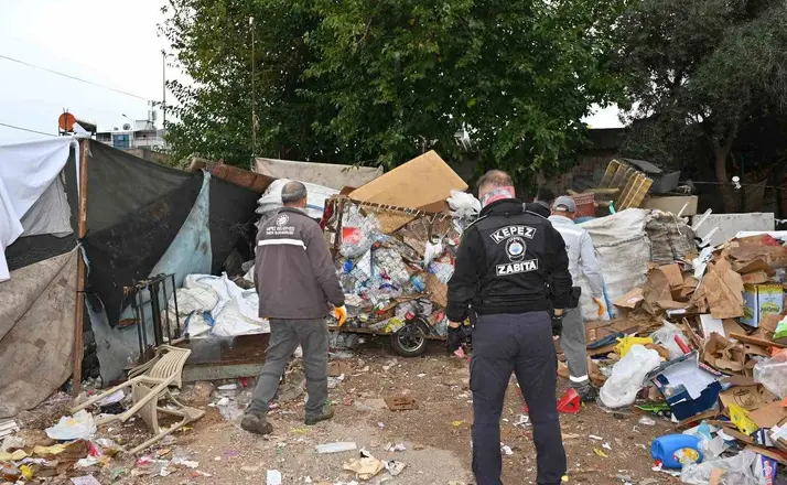 Kepez’de çöp ev operasyonu: 8 kamyon atık çıkarıldı
