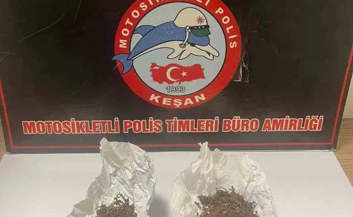 Keşan’da polisin denetimlerinde uyuşturucu ve ruhsatsız tabanca ele geçirildi
