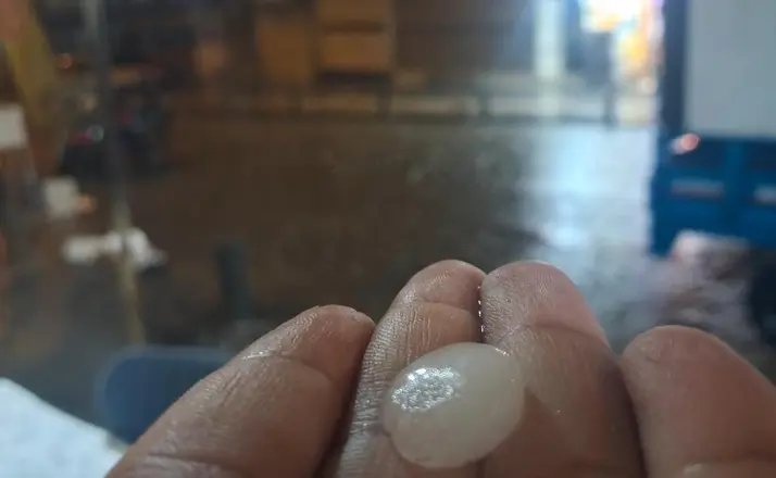 Kilis’te aniden bastıran dolu yolları beyaza bürüdü
