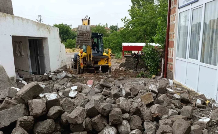 Kırıkkale’de fırtına cami minaresini yıktı 