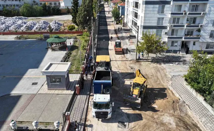 Kırkağaç’ta 1 kilometrelik yola 4 bin ton sıcak asfalt
