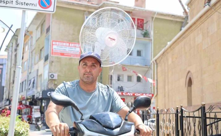 Kırşehir’de sıcaktan bunalan vatandaş, elektrikli motoruna vantilatör taktı 
