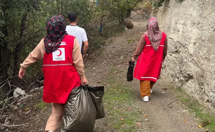 Kızılay’dan çocuklara oyuncak ve giysi yardımı
