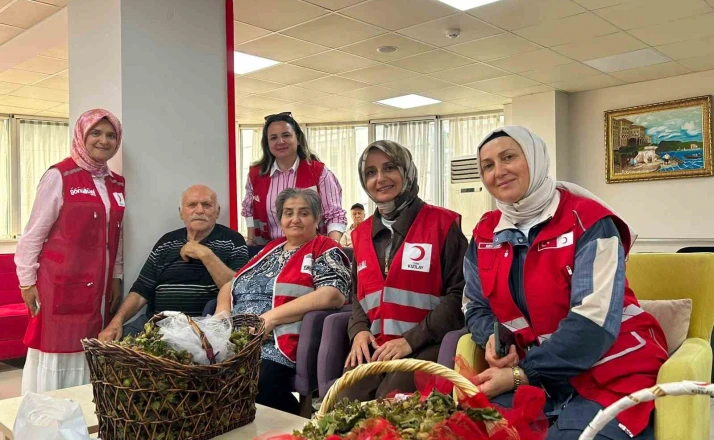 Kızılay’dan huzurevi sakinlerine fındık ikramı 