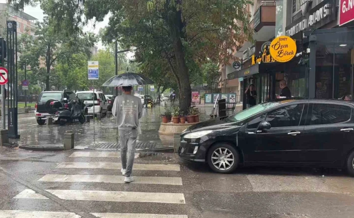 Kocaeli’de aniden bastıran sağanak hayatı olumsuz etkiledi 
