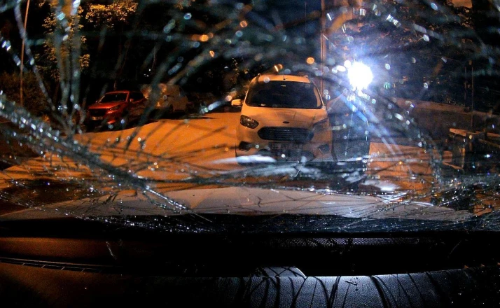 Komşusu otomobilini böyle parçaladı