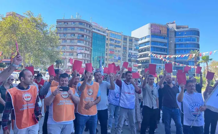 Konak Belediyesi işçilerinden ’kırmızı kart’lı eylem

