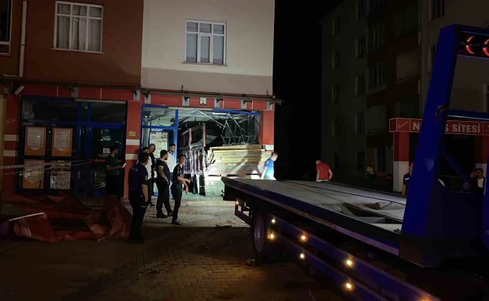 Kontrolden çıkan kamyon markete girdi: 1 ağır yaralı