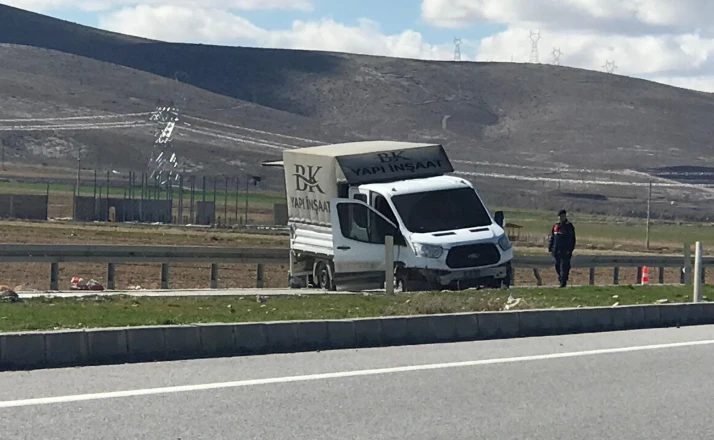 Kontrolden çıkan kamyonet bariyerlere çarptı: 1 yaralı