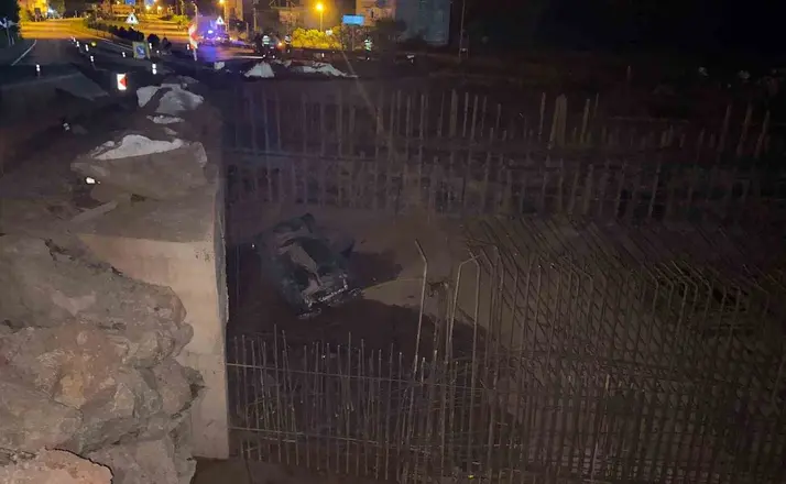 Kontrolden çıkan otomobil, 5 metre yükseklikten alt geçit inşaatının temeline uçtu: 2 yaralı

