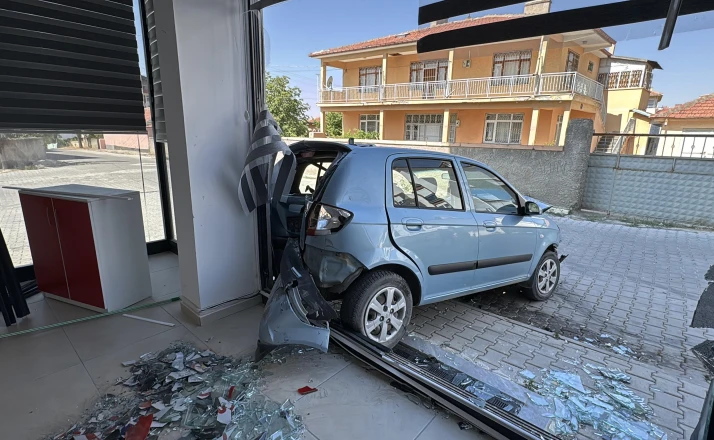 Kontrolden çıkan otomobil araçlara ve iş yerine zarar verdi