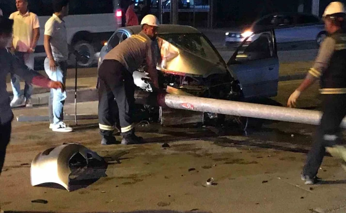 Kontrolden çıkan otomobil aydınlatma direğini devirdi: 1 yaralı