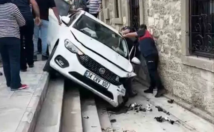 Kontrolden çıkan otomobil, müzenin önündeki merdivenlerden aşağı düştü
