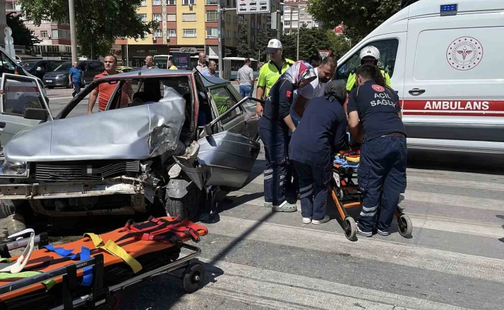 Kontrolden çıkan otomobil önce yayaya ardından sinyalizasyon direğine çarptı: 2 yaralı